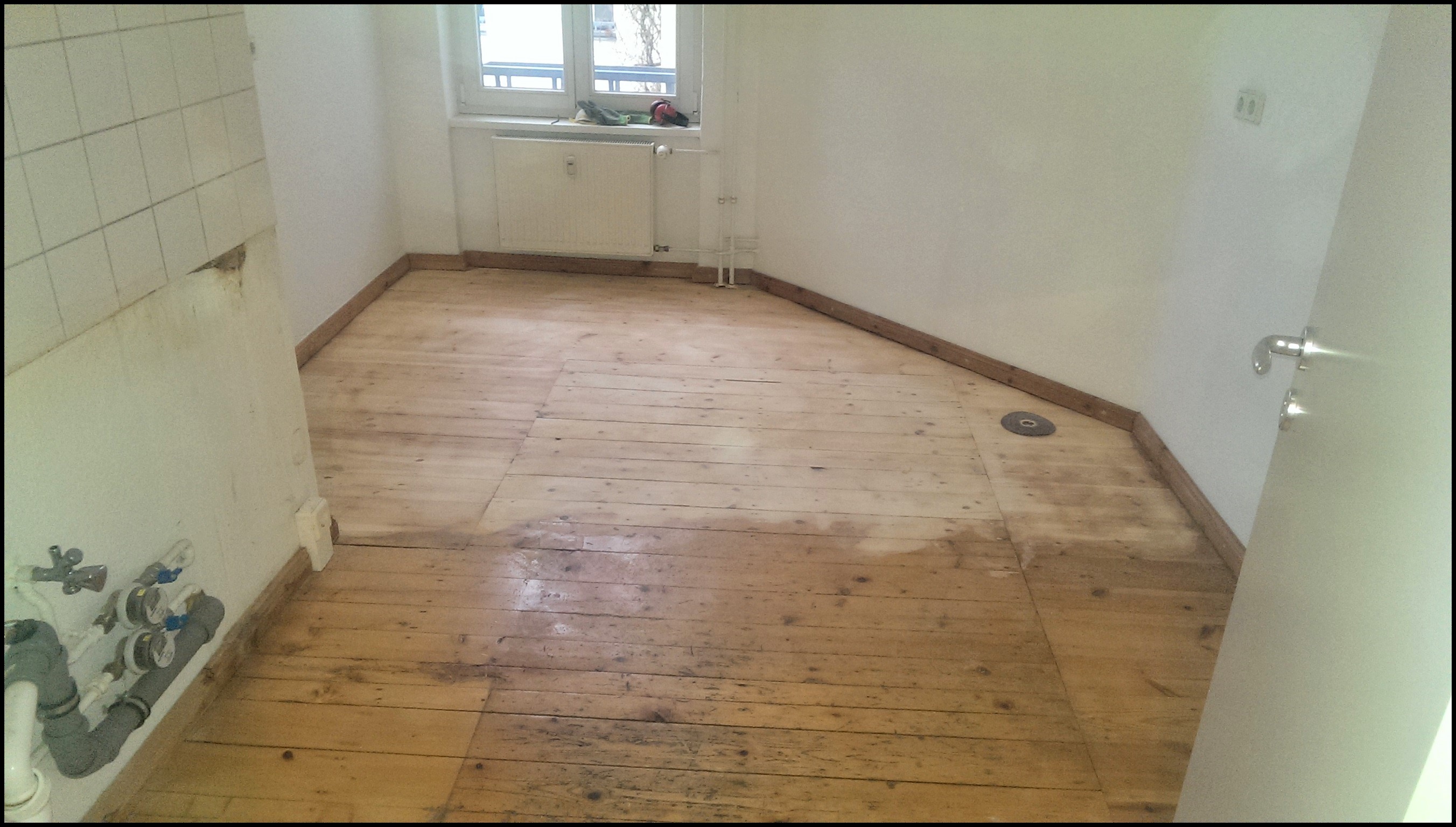 Küchenboden - Holzdielen abschleifen und lackieren | D.B. Allroundservice